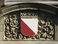 901010 Afbeelding van een gevelsteen met het stadswapen in de gevel van de voormalige Rijkslandbouwwinterschool (Van ...